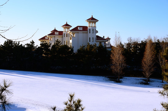 雪后的高尔夫球场与别墅