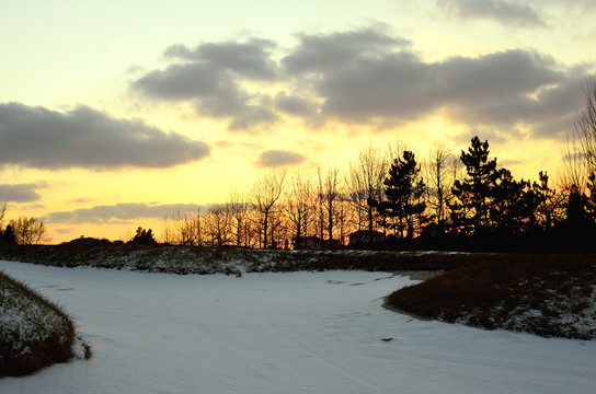 雪后的高尔夫球场