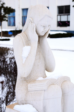 雪中的雕塑