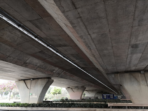 高速公路水泥墩
