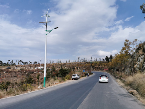 公路上太阳能风力发电路灯