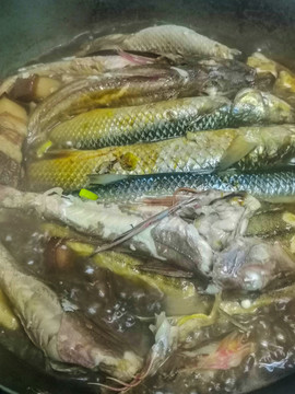 红烧肉焖海杂鱼
