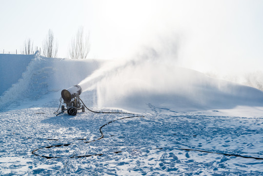 冬天人工造雪机在人工造雪