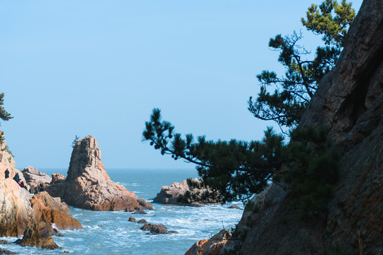 荣成成山风景区的礁石与海浪