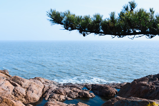 荣成成山风景区的礁石与海浪