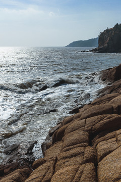 荣成成山风景区的礁石与海浪