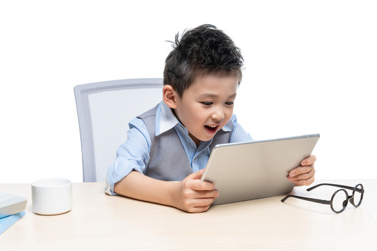 小男孩使用平板电脑