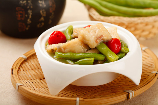 四季豆烧鲢鱼