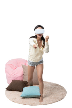年轻情侣女子在家看VR电影