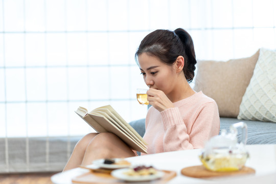 年轻女士在家吃下午茶