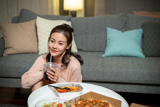 年轻女士在家吃外卖