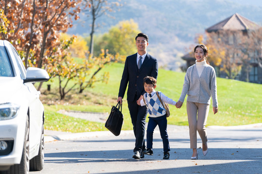 年轻夫妻送孩子去上学