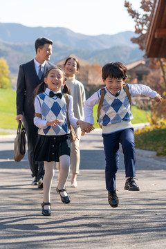 年轻夫妻送孩子去上学