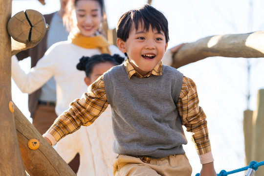 年轻夫妻带着孩子在公园玩耍