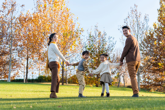 年轻夫妻带着孩子在公园玩耍