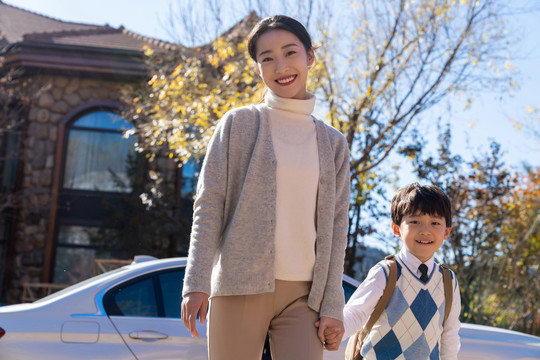 年轻妈妈接孩子放学