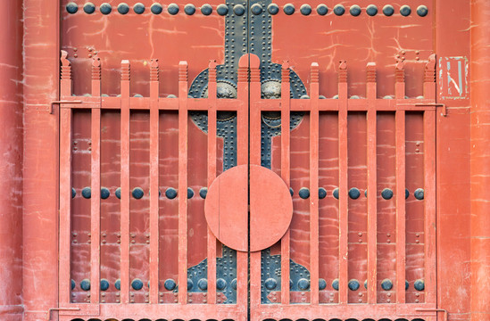 古代寺院的红色大门