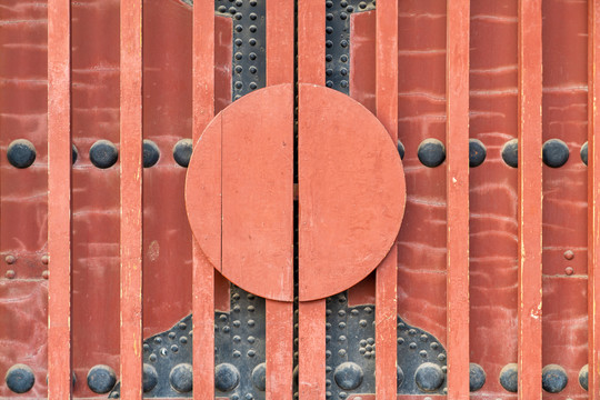 古代寺院的红色大门