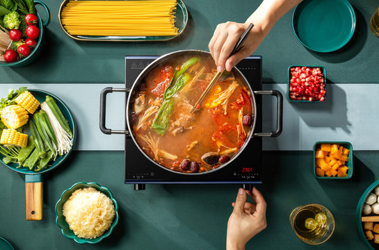 吃火锅俯视场景图