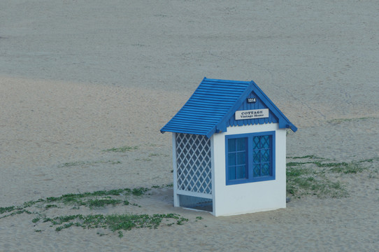 沙滩上的小屋子