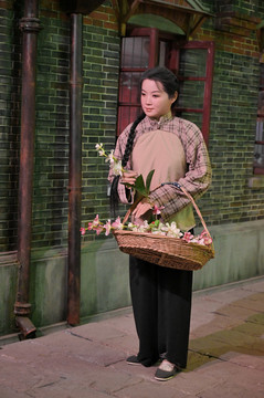 老上海街头的卖花姑娘老场景