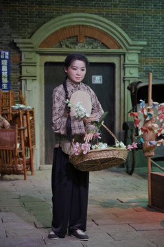 老上海弄堂的卖花姑娘