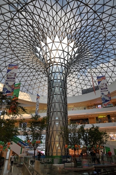 大型商场中庭的玻璃穹顶