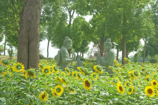 花丛中的雕像