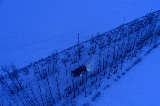 一辆卡车在雪原夜色道路上行驶