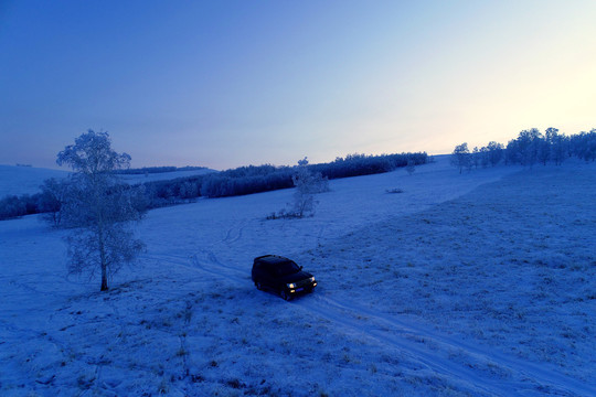 清晨雪原越野车