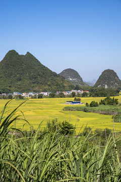 蓝天山丘村庄