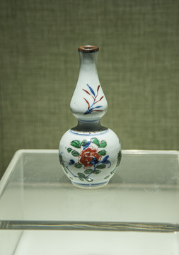 五彩折枝花卉纹葫芦瓶