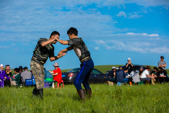 夏季草原蒙古族摔跤