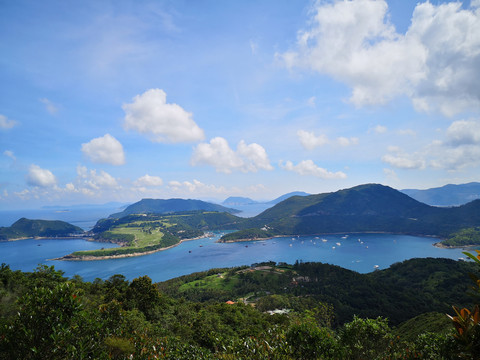 高山远眺港湾