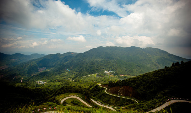 连绵起伏群山