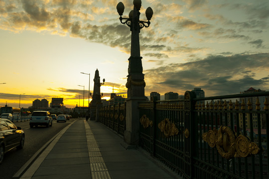 哈尔滨百年霁虹桥的黄昏