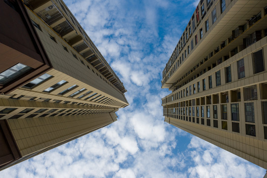 蓝天白云与现代高层建筑