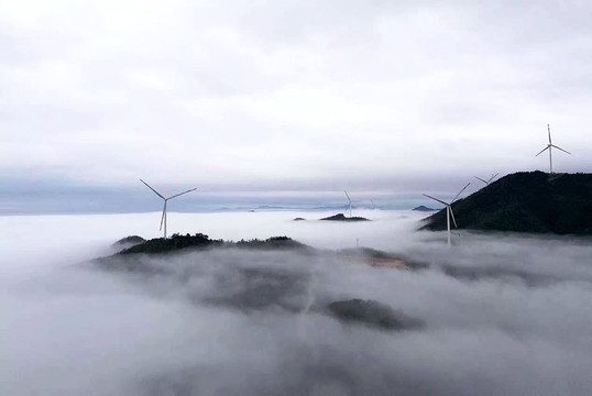 云海中的风力发电场