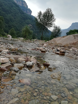 山间溪水