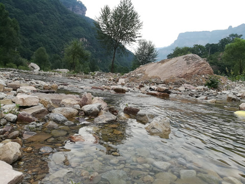 山间溪水