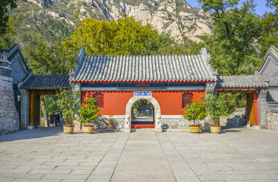 龙泉寺山门