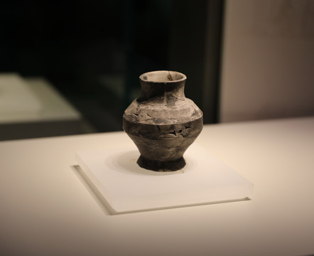 崧泽文化陶壶