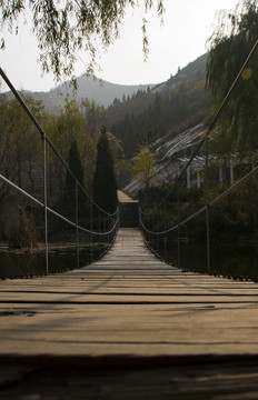 水上吊桥