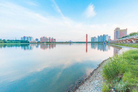 江畔城市吉林清澈的松花江建筑倒