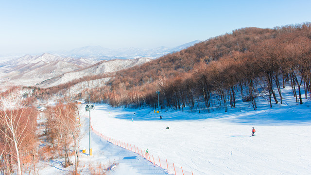 从缆车上俯瞰滑雪场