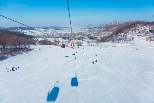 从缆车上俯瞰滑雪场