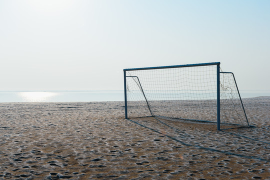 海滩上的沙滩足球球门