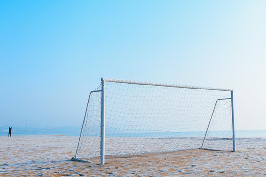 海滩上的沙滩足球球门
