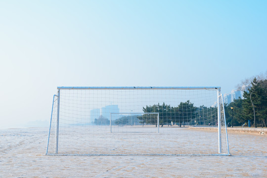 清晨沙滩上的足球门