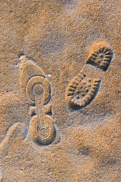 沙滩上的鞋印